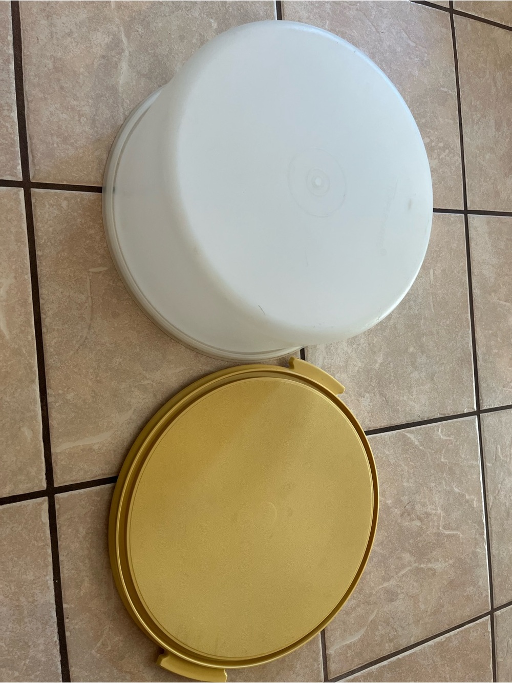 Tupperware cake carrier - Picture 2 of 6